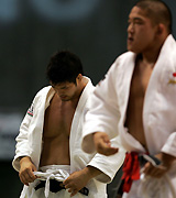 男子１００キロ超級決勝、石井（手前）に敗れうつむく井上（撮影・蔦林史峰）