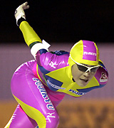 女子総合で優勝した石野枝里子の５０００メートルでの力走（共同）
