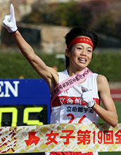 高校駅伝女子の部１位でテープをきる立命館宇治・竹中理沙（撮影・田崎高広）