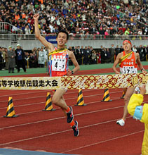 優勝した仙台育英橋本と２位佐久長聖堂本（後方）（撮影・梅根麻紀）
