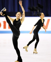 全日本選手権に向け、公式練習する安藤美姫（左）と浅田真央（共同）