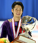 優勝した高橋大輔はトロフィーを持つ（撮影・田崎高広）