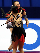 表彰式で安藤美姫（手前）と抱き合う浅田真央（撮影・田崎高広）