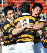 慶大ＦＷ山崎真二郎（中）のトライを喜ぶ慶大選手たち（撮影・中島郁夫）