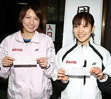 小椋久美子（左）と潮田玲子は引いたおみくじを披露（撮影・加藤哉）