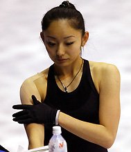 ＮＨＫ杯練習で右肩を気にする安藤美姫（０７年１１月撮影・鈴木豊）