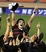 【早大－慶大】フィフティーンに胴上げされる権丈主将（撮影・中村誠慈）