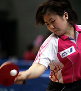 強烈なスマッシュを放つ福原愛（撮影・蔦林史峰）