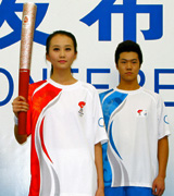 北京五輪の聖火リレーの走者（左）と伴走者が着用するユニホーム（共同）
