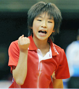 女子シングルス２回戦を突破した小学５年の前田美優（共同）

