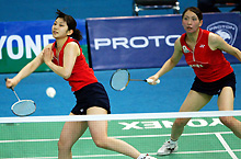 女子準々決勝でリターンショットを放つ潮田玲子。右は小椋久美子（ＡＰ）