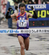 ２時間２１分６秒で優勝した長野県の最終走者・帯刀秀幸（共同）