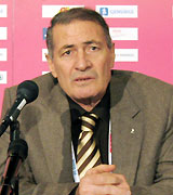 国際ハンドボール連盟のムスタファ会長（共同）