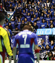 試合後、宮崎は満員のファンに深々と頭を下げる（撮影・たえ見朱実）