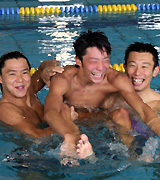 入江（中央）は山本（右）と奥村に抱え上げられる（撮影・太田尚樹）