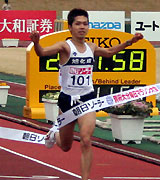 マラソン初出場初優勝を飾った旭化成の足立（撮影・村田義治）