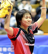 女子シングルスで優勝し観客の祝福に応える平野早矢香（共同）