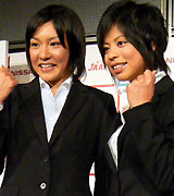 横浜国際女子駅伝に出場する小島一恵（左）と小林祐梨子（撮影・佐々木一郎）