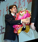 母校の壮行会で花束を受け取る高橋大輔（撮影・太田尚樹）