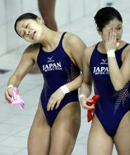 女子シンクロ高飛び込み決勝を終えた中川真依（左）、山下美沙子組（共同）