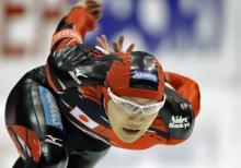 男子５００ｍで２位となった加藤条治の滑り（ＡＰ＝共同）