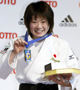 女子４８キロ級で優勝、金メダルを手に笑顔の山岸絵美（共同）