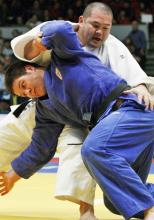 男子１００キロ超級２回戦でハンガリー選手（手前）を攻める棟田康幸（共同）