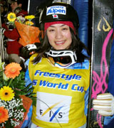 Ｗ杯女子デュアルモーグルで優勝した上村愛子（共同）