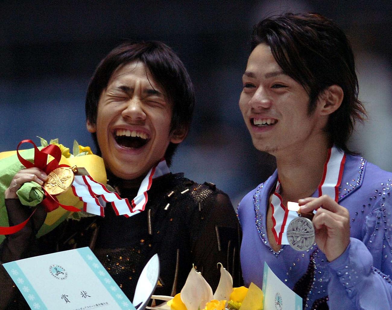 ０５年１２月、全日本選手権で金メダルを手に大笑いする織田。右は２位の高橋