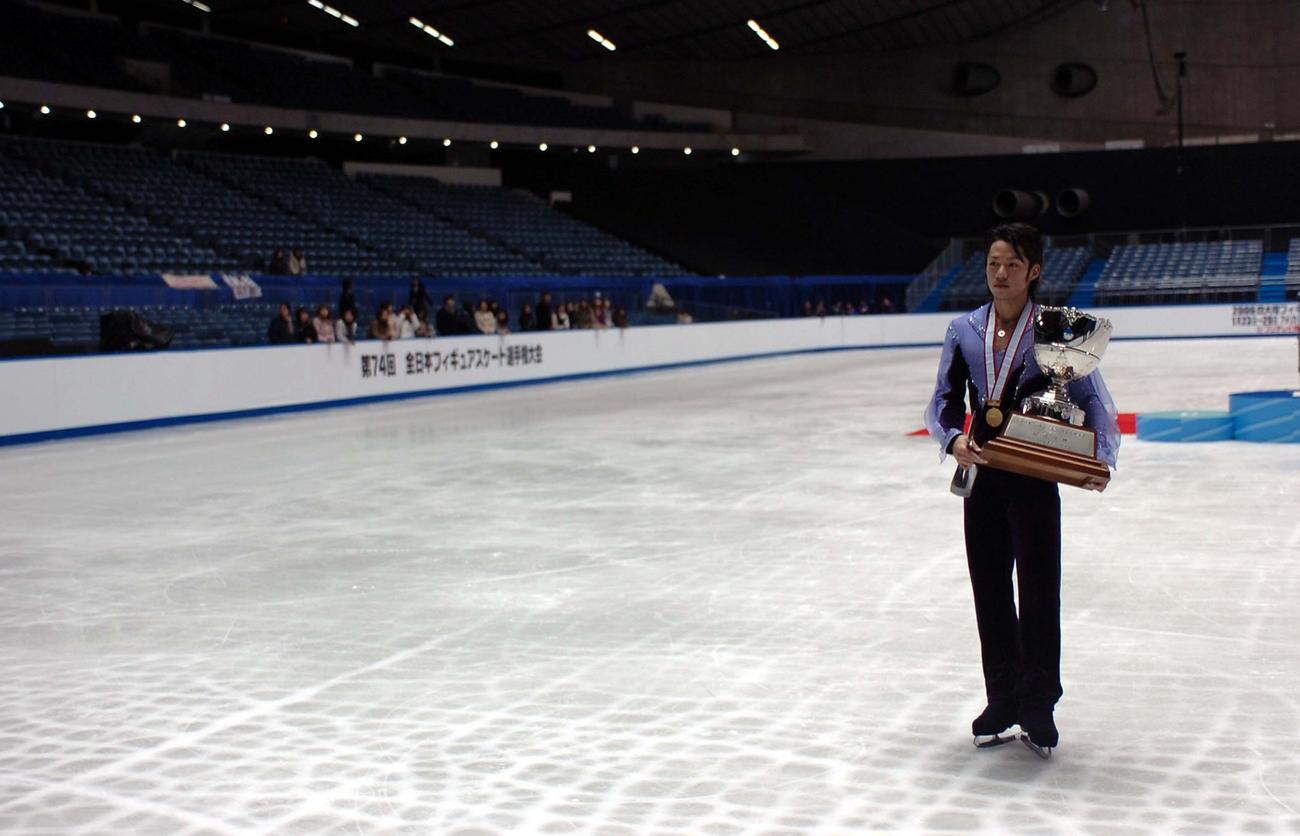 ほとんどの観衆が帰った後、改めて高橋の優勝表彰式が行われた