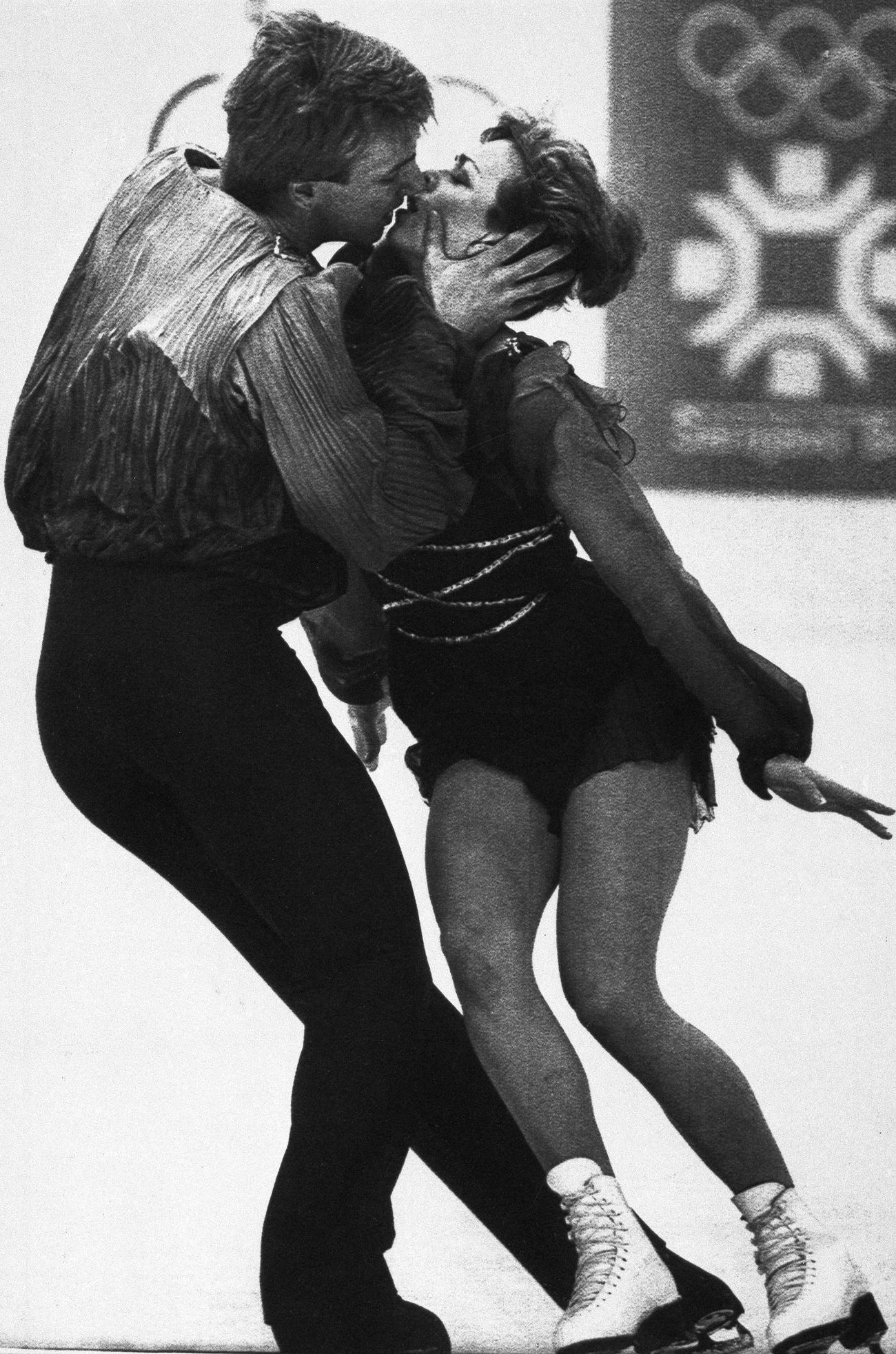 ８４年２月、サラエボ五輪フィギュアスケート・アイスダンスで演技中にキスをするトービル（左）とディーン（ＡＰ）