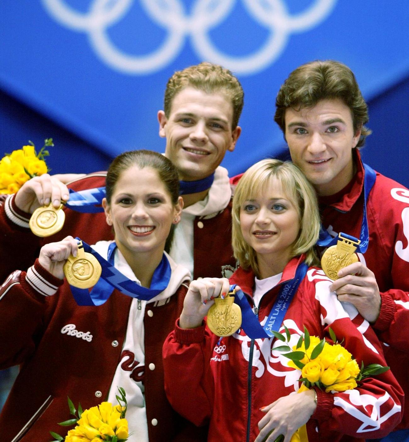 金メダルを分け合ったフィギュアペアのカナダペア（左）とロシアペア（ＡＰ）