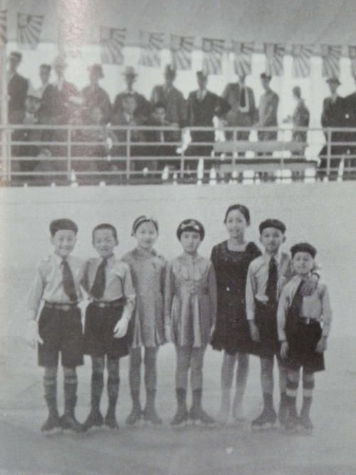 1936年、大阪・アサヒビル屋上のスケート場で記念写真に納まる山下艶子さん（右から4人目）や稲田悦子さん（同3人目）ら（大阪府スケート連盟提供）