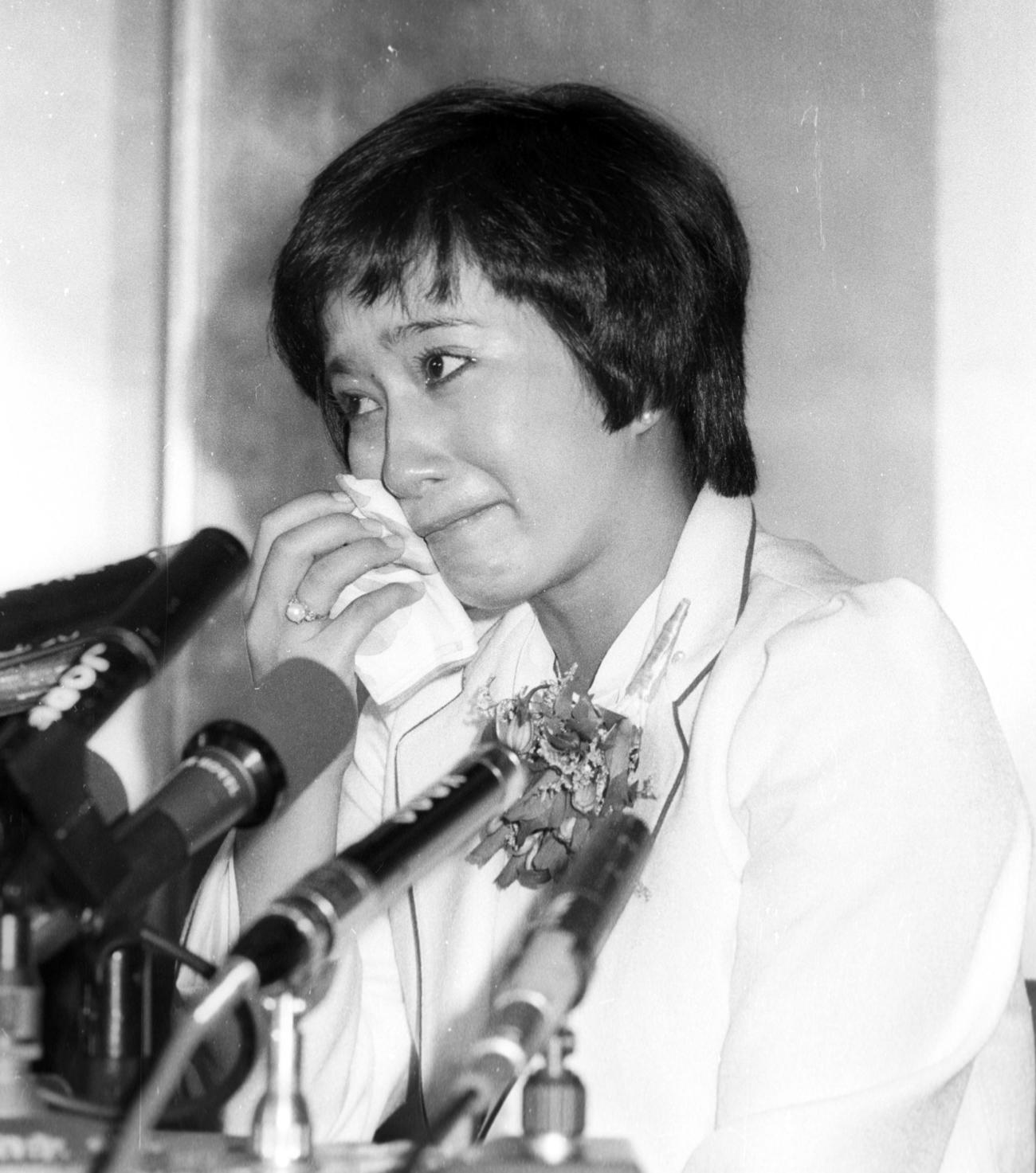 80年6月23日、引退会見で涙をぬぐう渡部絵美