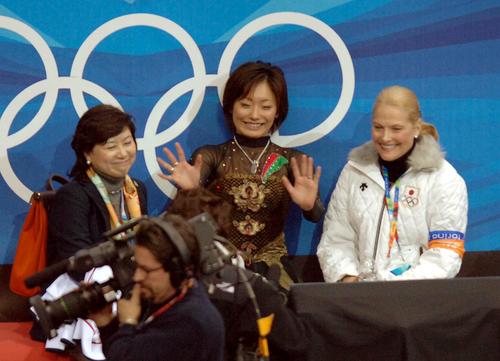 06年2月、トリノ五輪女子SP演技後の安藤美姫（中央）。左は城田憲子監督
