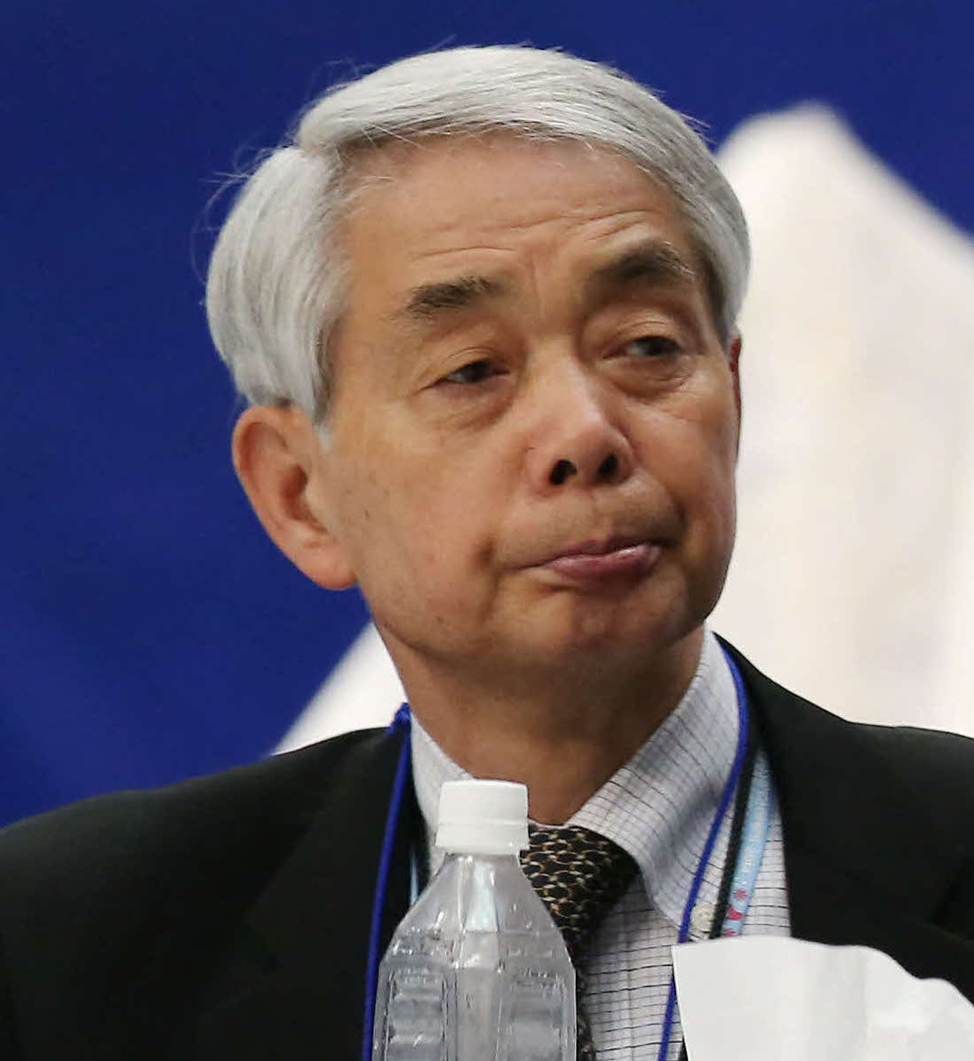 リンク脇で選手を見つめる佐藤信夫（2014年3月27日撮影）