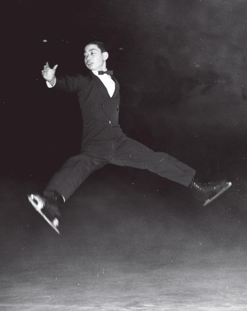58年3月、華麗なジャンプの演技をみせる佐藤信夫
