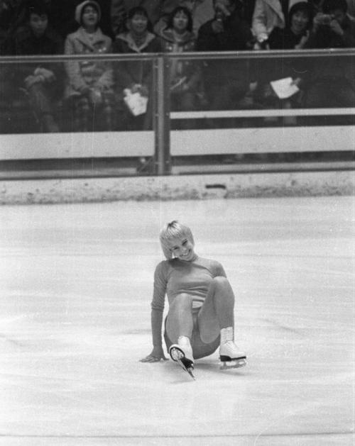 72年2月、札幌五輪フィギュアスケート女子フリーで転倒するジャネット・リンを見つめる、当時小6の浜田美栄コーチ（観客席左から3人目）