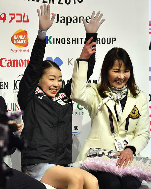 18年12月、フィギュアスケートGPファイナルで優勝が決まり、両手を上げる紀平梨花（左）と浜田美栄コーチ