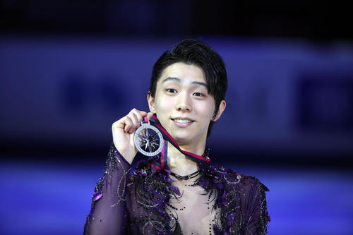 グランプリ・ファイナルの表彰式で2位の羽生は銀メダルを手にポーズ（撮影・PNP）
