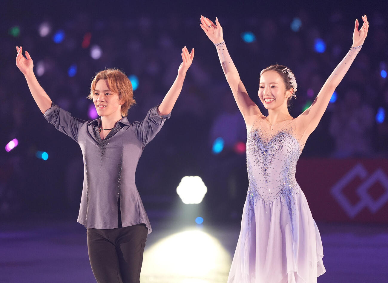 華麗な演技を披露し観客にあいさつする（左から）宇野昌磨さんと本田真凜さん（2025年6月撮影）
