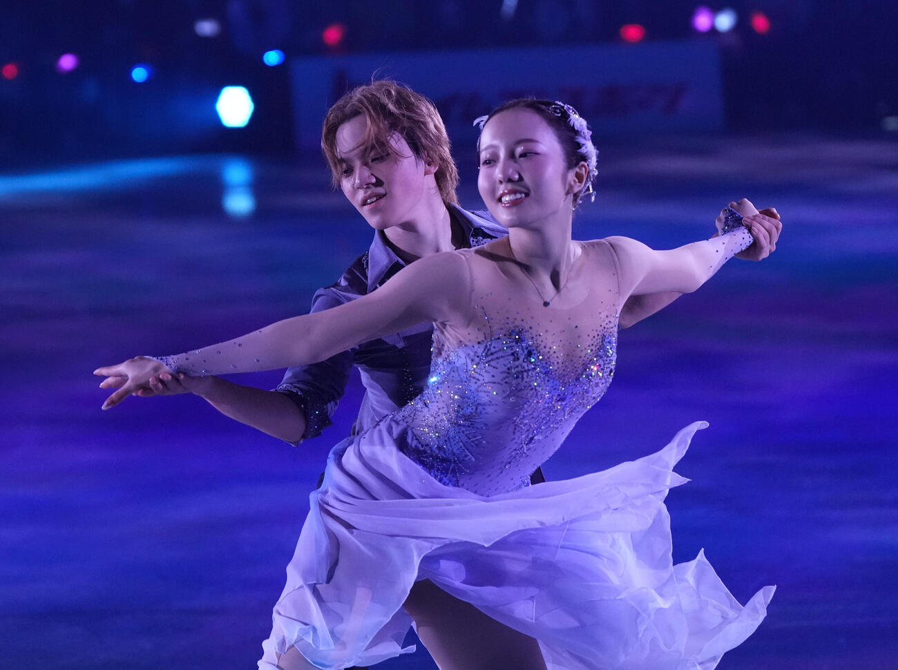華麗な演技を披露し観客を魅了する（左から）宇野昌磨さんと本田真凜さん（2025年6月撮影）