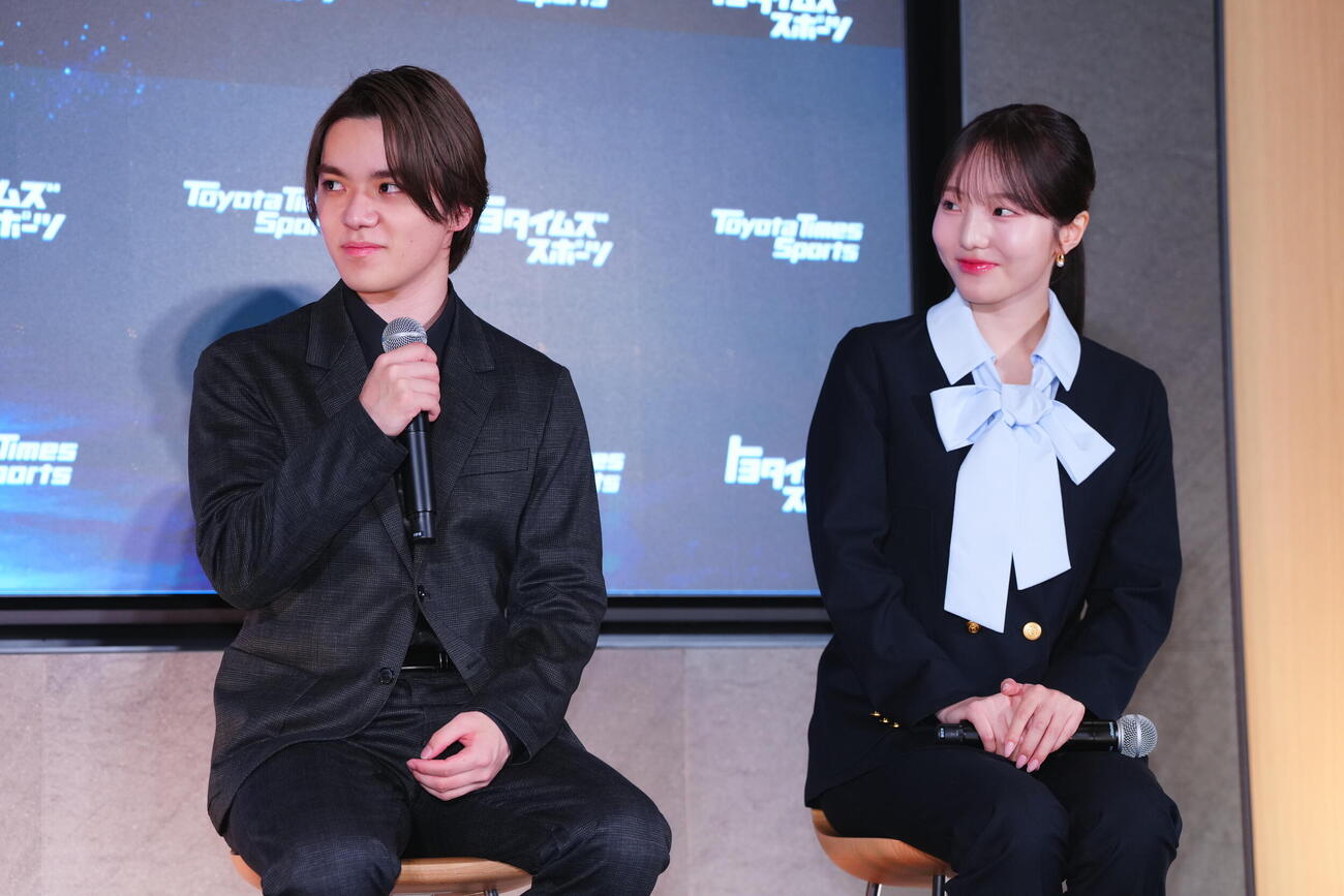 「アイスダンスチーム結成」記者会見　会見に臨む本田真凜（右）と宇野昌磨（撮影・垰建太）＝2026年5月22日