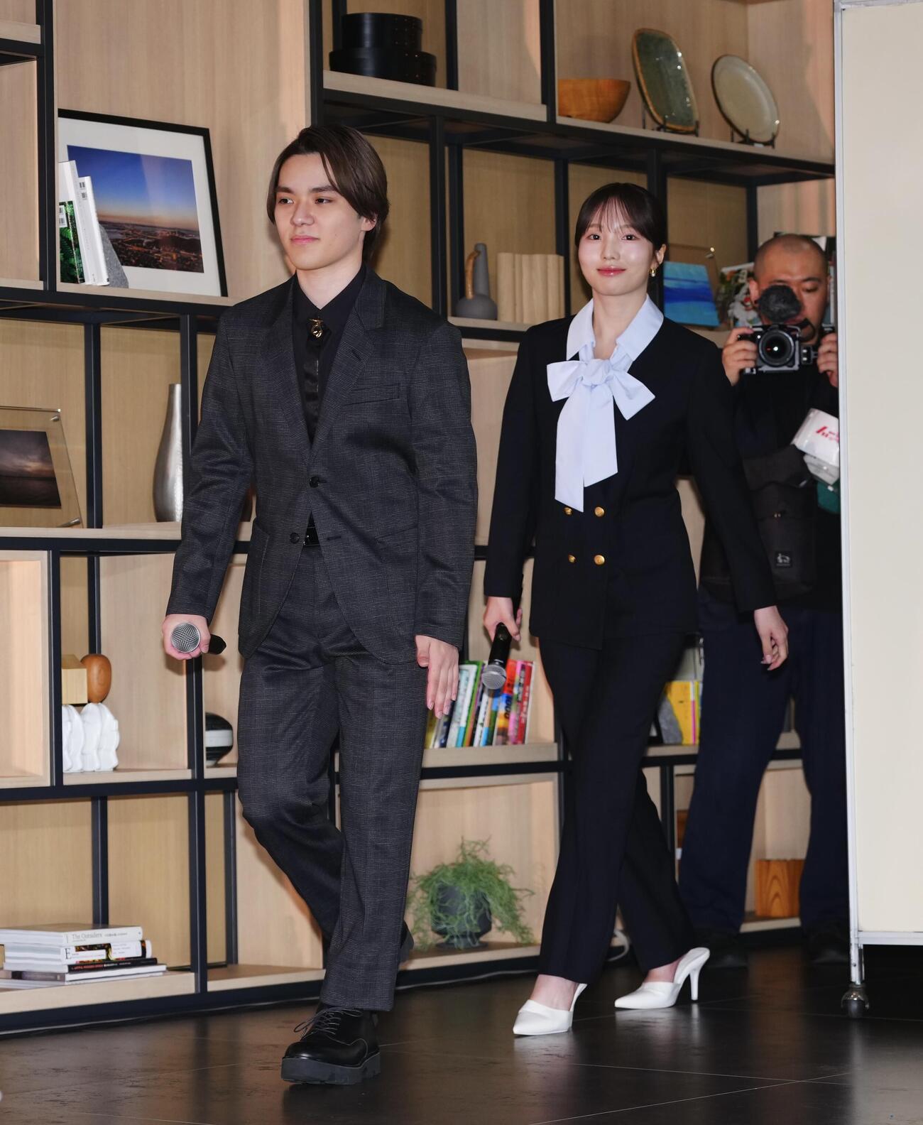 「アイスダンスチーム結成」記者会見　会見に臨む本田真凜（右）と宇野昌磨（撮影・垰建太）＝2026年5月22日