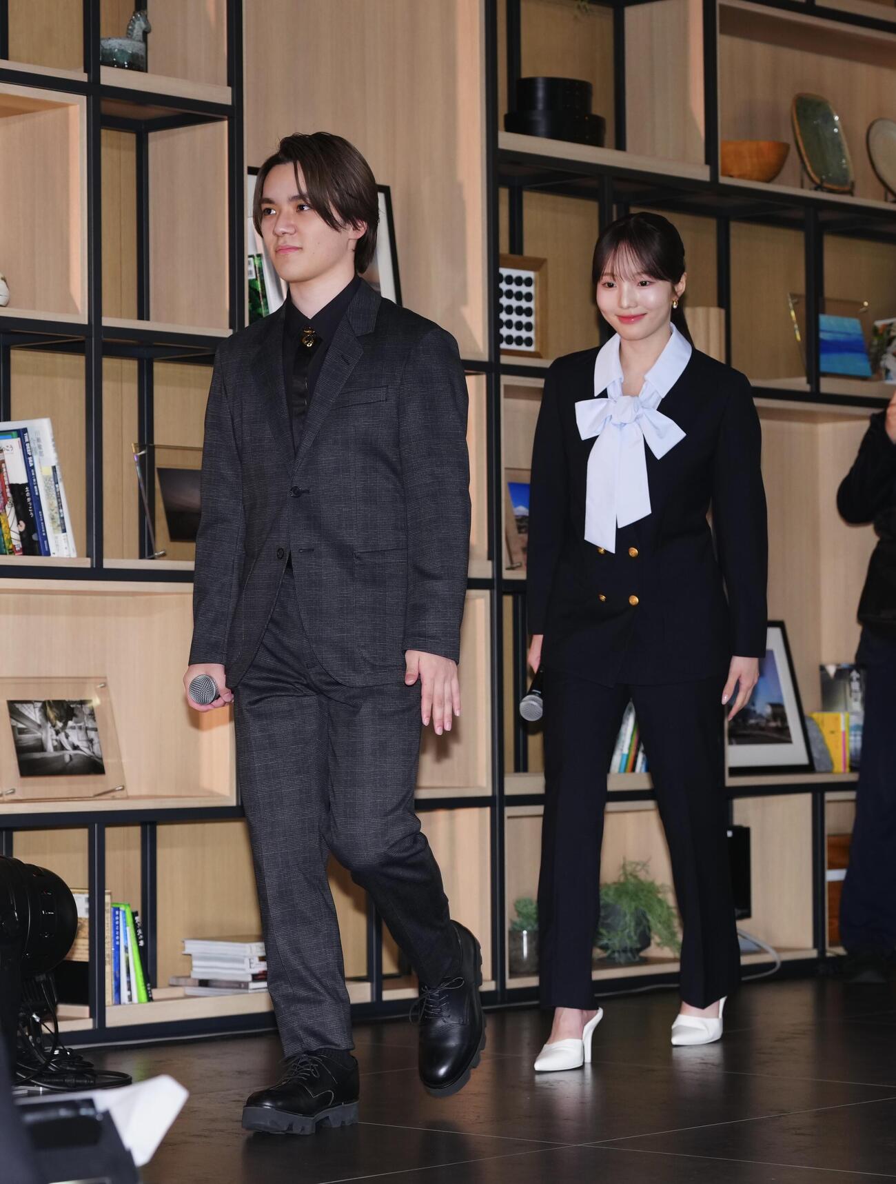 「アイスダンスチーム結成」記者会見　会見に臨む本田真凜（右）と宇野昌磨（撮影・垰建太）＝2026年5月22日