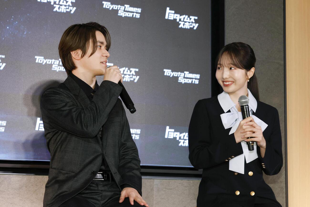 トークショーに登場した宇野昌磨さんと本田真凜さん＝22日午後、東京都千代田区