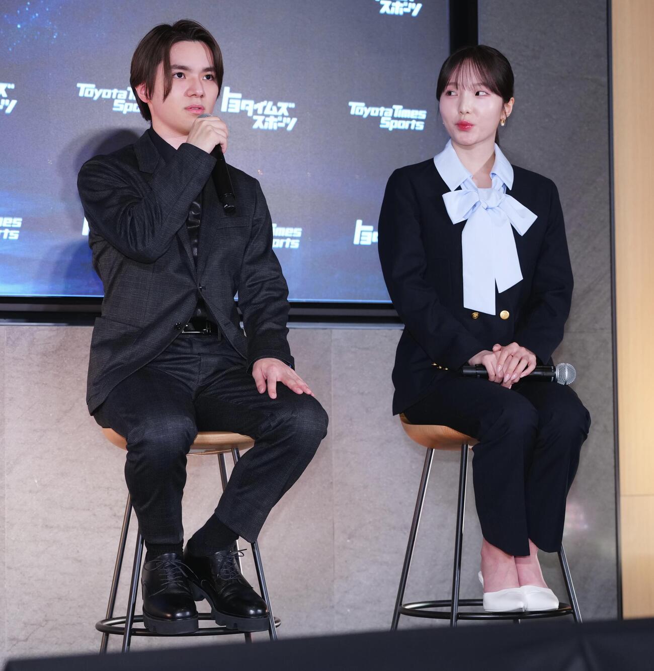 「アイスダンスチーム結成」記者会見　会見に臨む本田真凜（右）と宇野昌磨（撮影・垰建太）＝2026年5月22日