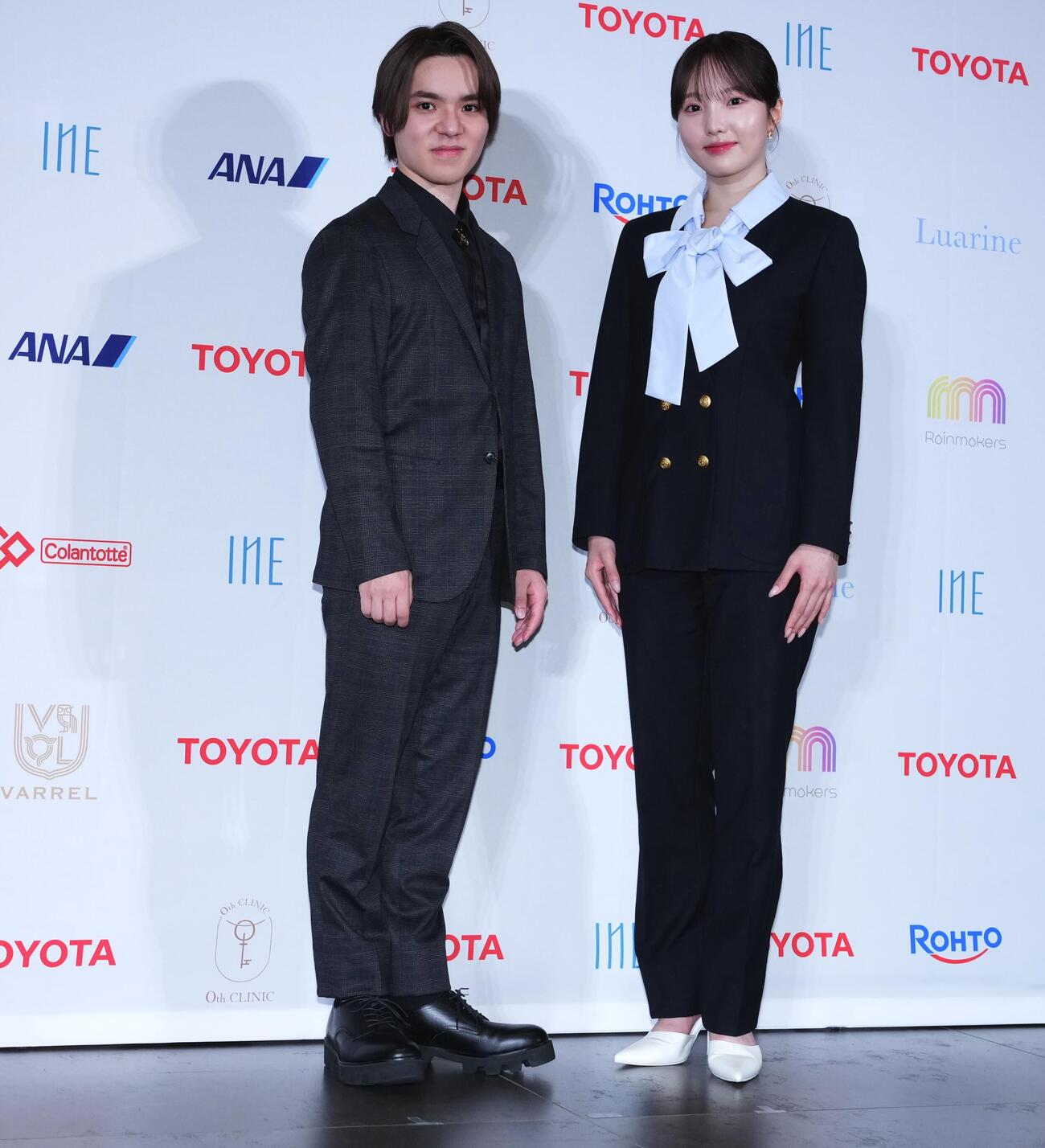 「アイスダンスチーム結成」記者会見　会見を終え写真に納まる本田真凜（右）と宇野昌磨（撮影・垰建太）＝2026年5月22日