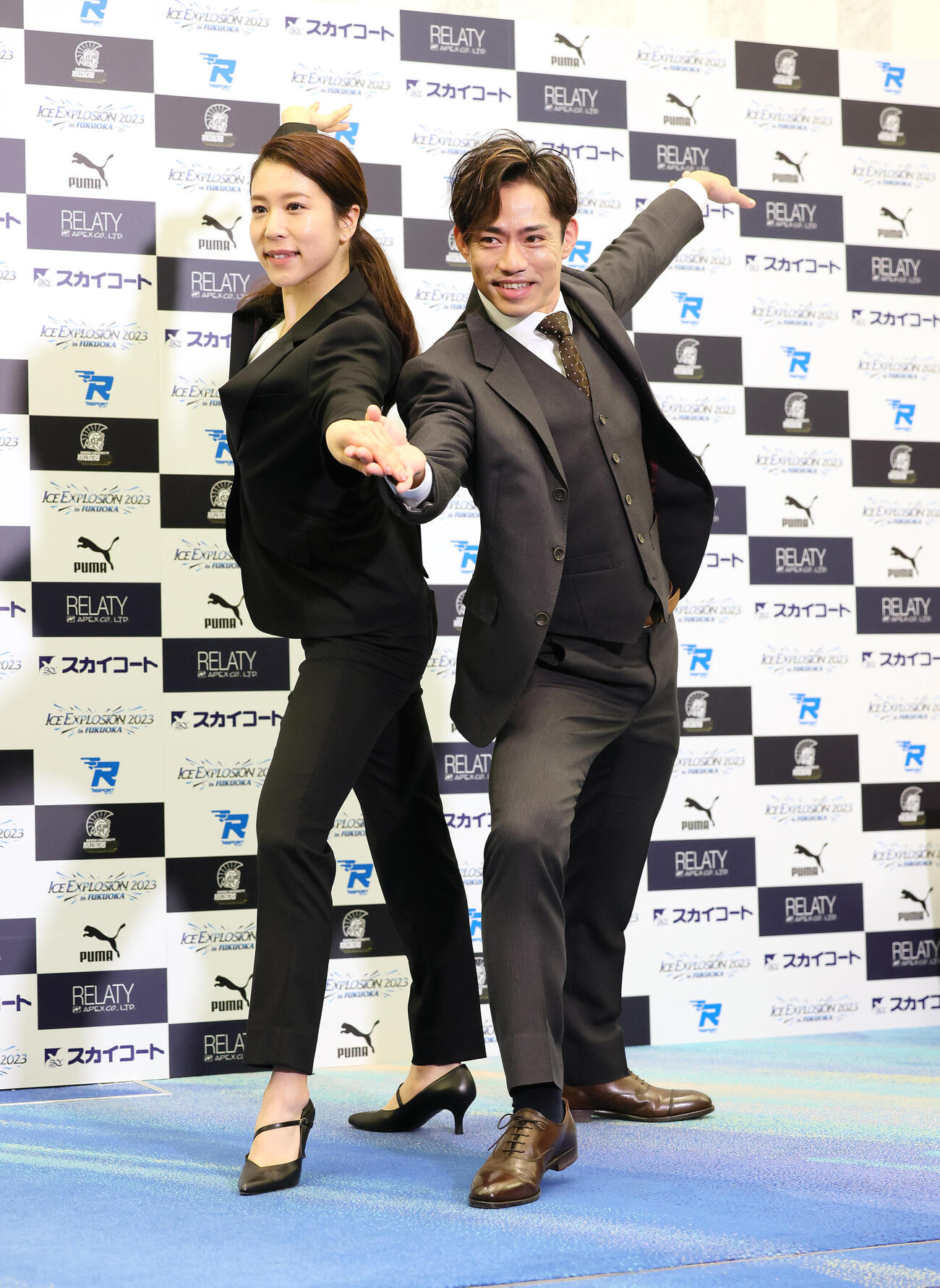 会見を終え、ポーズを決めるアイスダンスの村元哉中さん（左）、高橋大輔さん（2023年5月撮影）