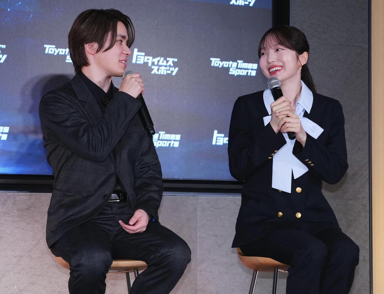 「アイスダンスチーム結成」記者会見　会見に笑顔で臨む本田真凜（右）と宇野昌磨（撮影・垰建太）